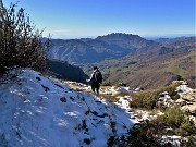 63 Scendiamo non dal sentiero di salita, ma sulla linea del costone sud del Venturosa con vista in Resegone e pestando neve